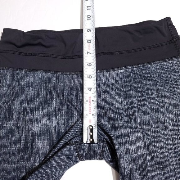 Lululemon Run Inspire Crop II Size 6 Burlap Texture Black Dune Gray Luxtreme - Picture 11 of 12